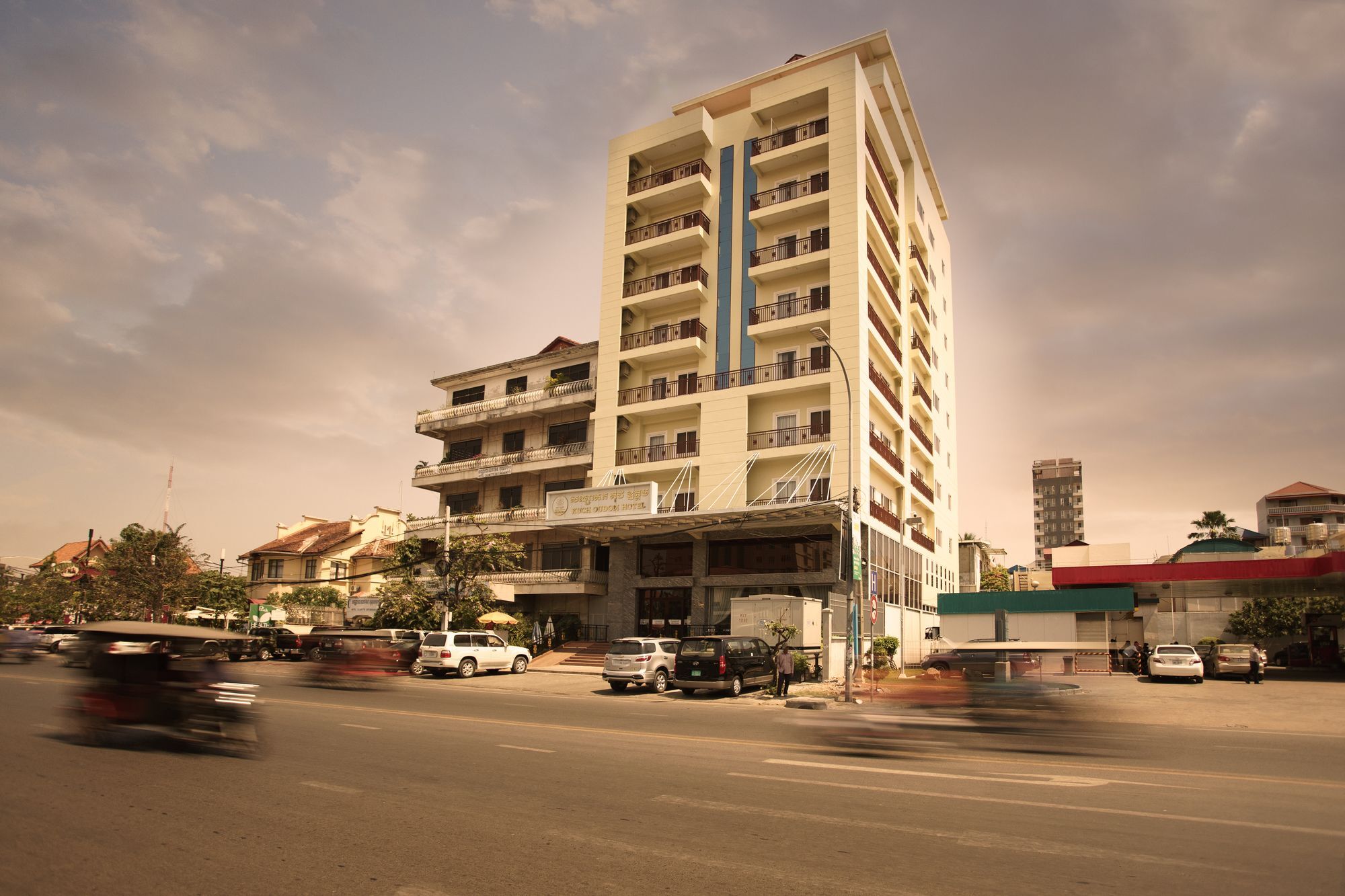 Kuch Oudom Hotel Phnom Penh Exterior foto